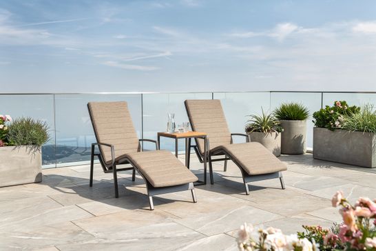 Spring ligbed met beige soltex kussens op dakterras