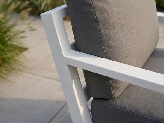 Minimalistische tuinstijl met Timber loungeset in wit aluminium