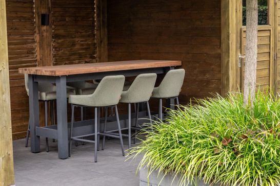 Outdoor Living Story Timber lounge en Nuna barstoelen