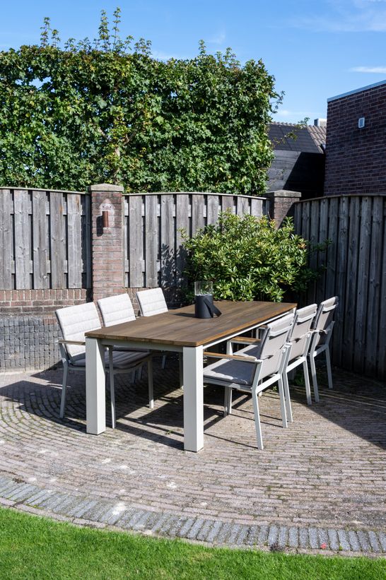 Outdoor Living Story concept dining tafel en stoelen