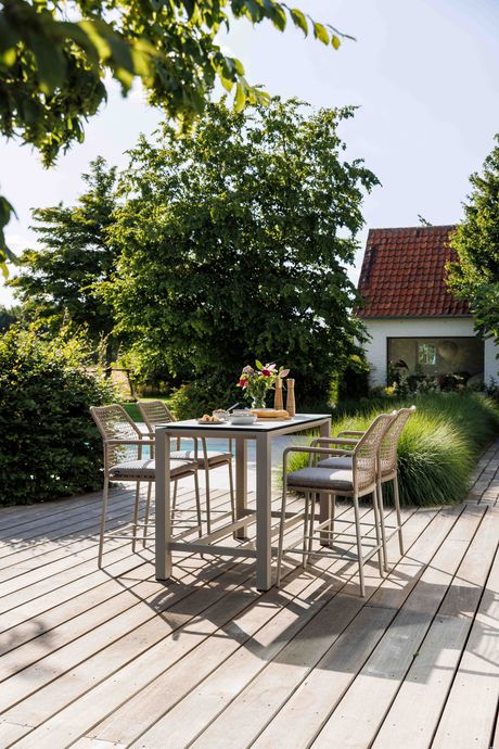 Concept bartafel met Vienna barstoelen in beige aluminium en keramisch tafelblad