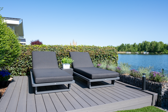 Kijkje bij onze klant thuis in Brielle - terras aan het water met Life tuinmeubelen