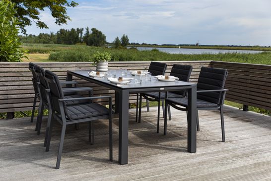 Concept tuintafel met Soho stoelen op balkon