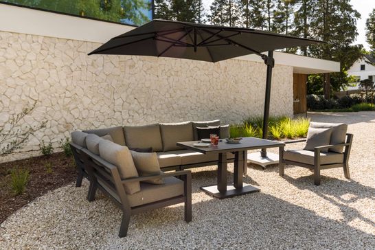 Timber loungeset lava aluminum met mistgrijze All-weather Soltex kussens in moderne tuin