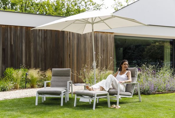 Relaxstoel Bondi wit aluminium met beige soltex kussens