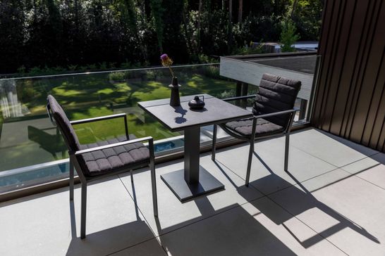 Bolton bistrotafel met stapelbare Soho tuinstoelen op balkon