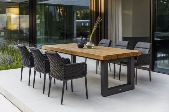Nevada tuintafel lava aluminium met teakhouten blad en Lima dining stoelen met vlechtwerk