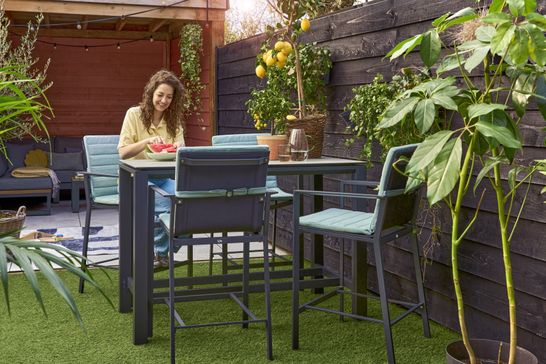 Concept barset in lava aluminum met azuurblauwe kussens in kidsproof tuin