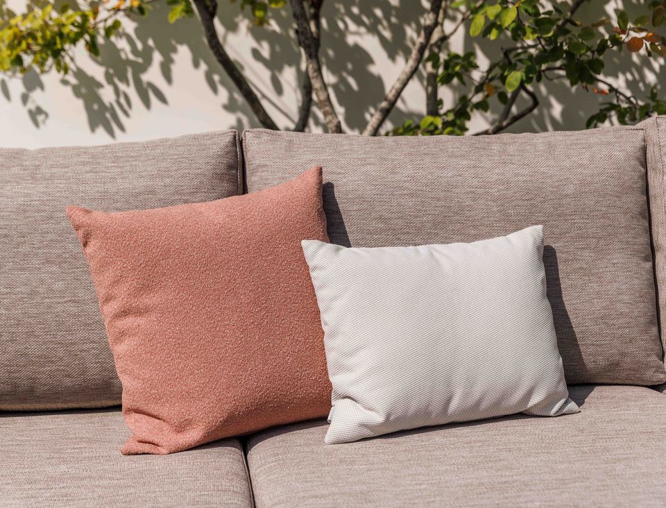 Edge hoekbank met teakhouten zijtafel en beige aluminium frame