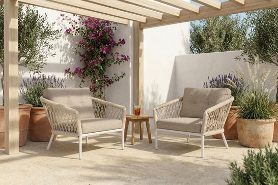 Ibiza tuinstijl met Lima loungestoelen wit aluminium met touw en beige kussens