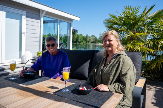 Kijkje bij onze klant thuis in Brielle - terras aan het water met Life tuinmeubelen