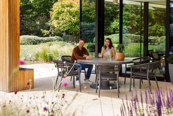 Oslo tuinset met ronde tafel met Axo tuinstoelen in lava aluminium