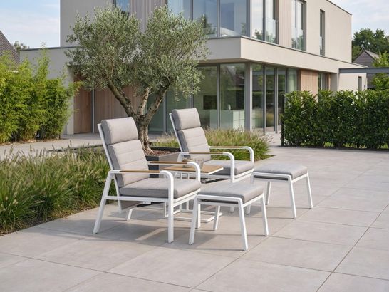 Minimalistische tuinstijl met Montana relaxstoelen in wit aluminium