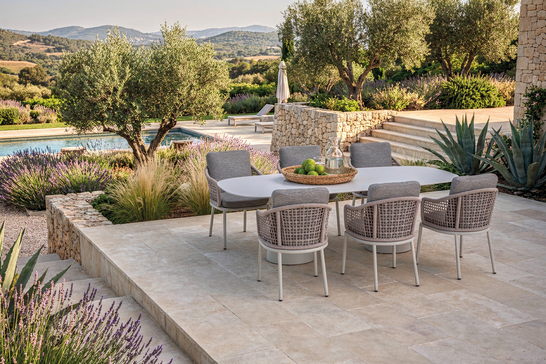 barcelona tuinset met beige aluminium frame en touw tuinstoelen organische tuintrend