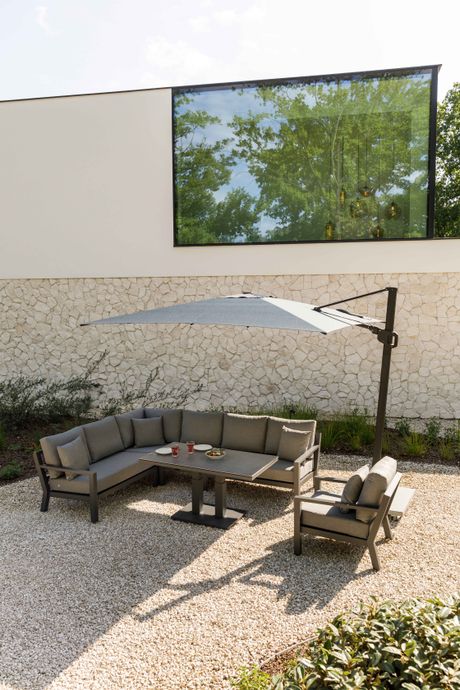 Timber loungeset lava aluminum met mistgrijze All-weather Soltex kussens in moderne tuin