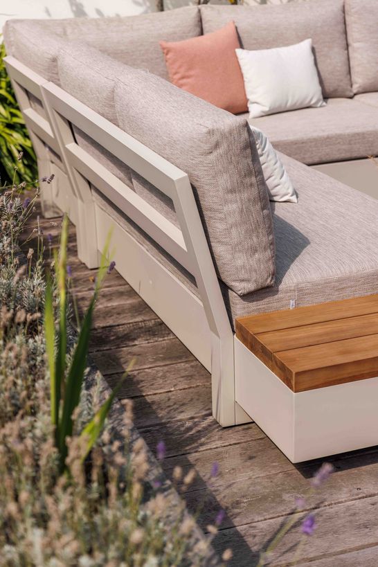 Edge hoekbank met teakhouten zijtafel en beige aluminium frame