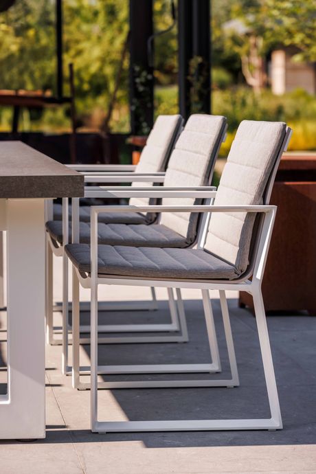 Stelvio tuintafel met Primavera tuinstoelen in wit aluminium