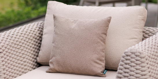 Close up Mont blanc lounge met boucle kussens