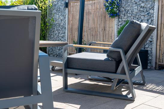 Kijkje bij onze klant thuis in Brielle - terras aan het water met Life tuinmeubelen