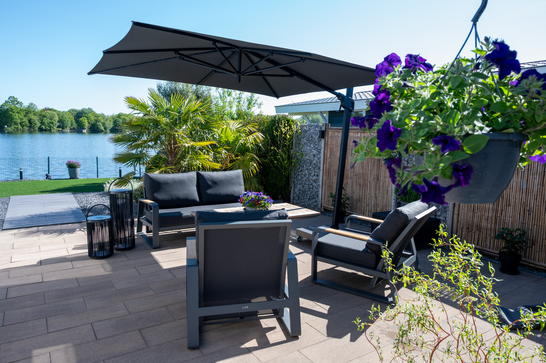 Kijkje bij onze klant thuis in Brielle - terras aan het water met Life tuinmeubelen
