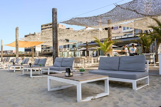 Pier7 strandtent met tuinmeubelen van Life Outdoor Living