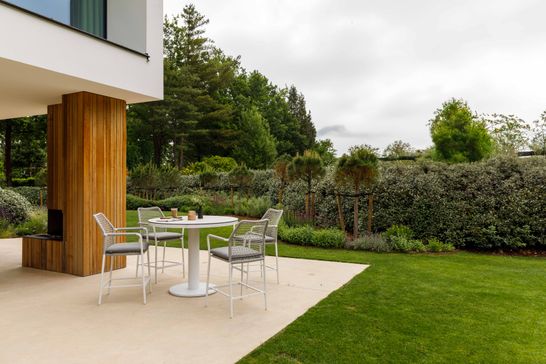 Oslo bartafel met keramisch tafelblad en Vienna barstoelen in wit aluminium