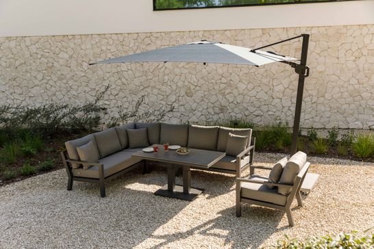 Timber loungeset lava aluminum met mistgrijze All-weather Soltex kussens in moderne tuin