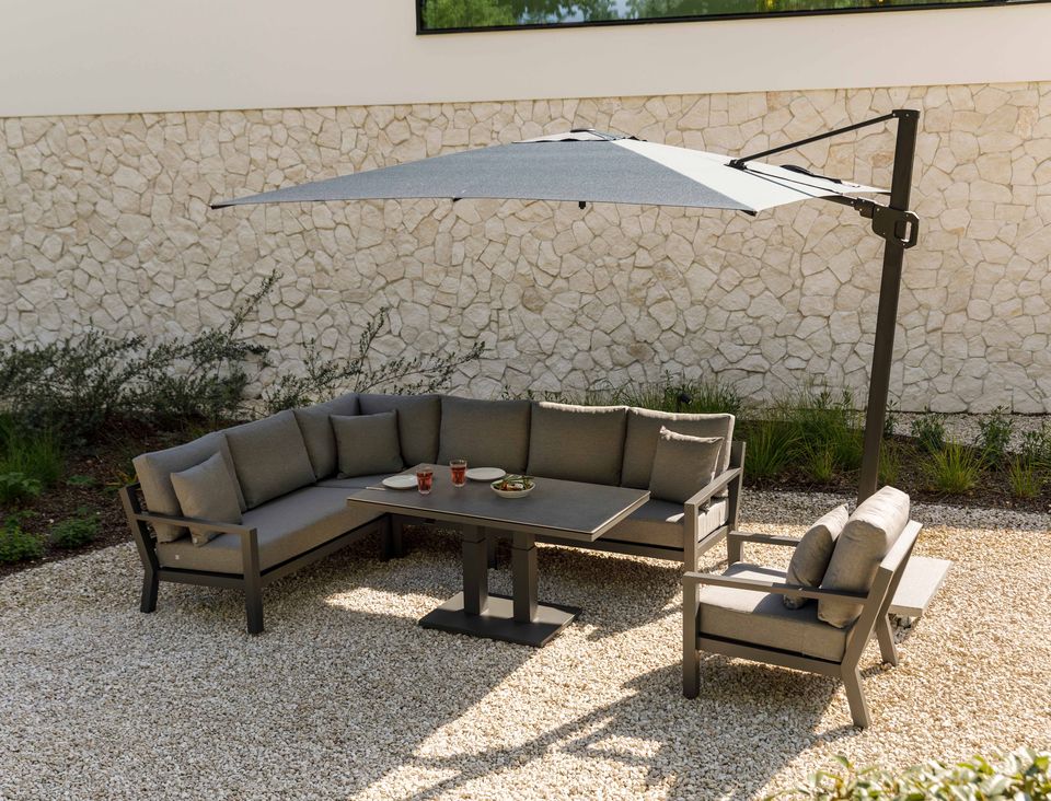 Timber loungeset lava aluminum met mistgrijze All-weather Soltex kussens in moderne tuin