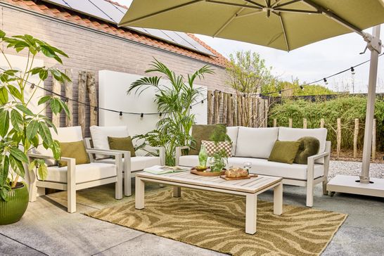 VTWonen Timber loungeset beige in de tuin van Marco en Bert