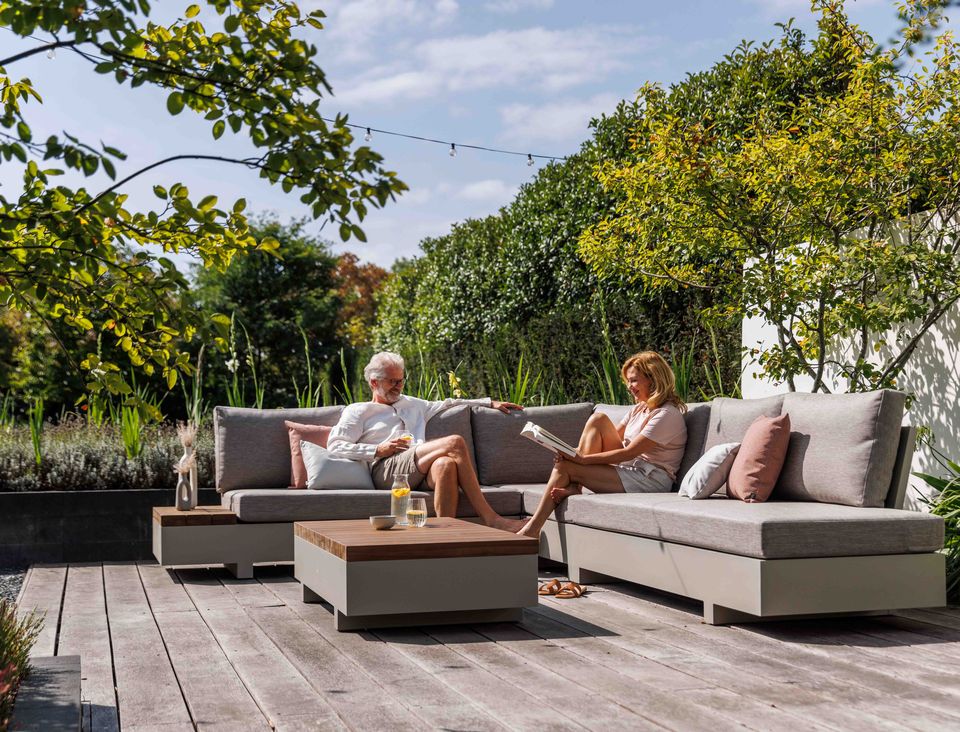 Edge hoekbank met teakhouten zijtafel en beige aluminium frame